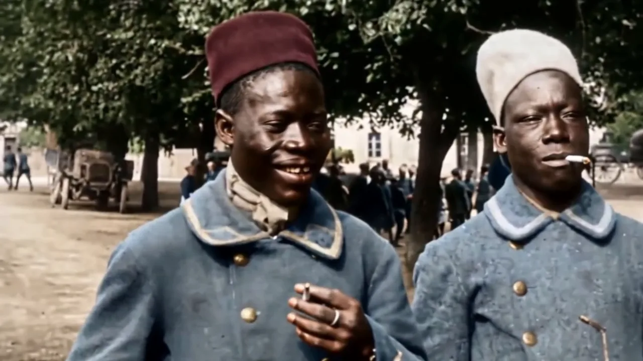 Deux tirailleurs sénégalais en capote bleu horizon, plan recolorisé d'archives de l'ECPAD.